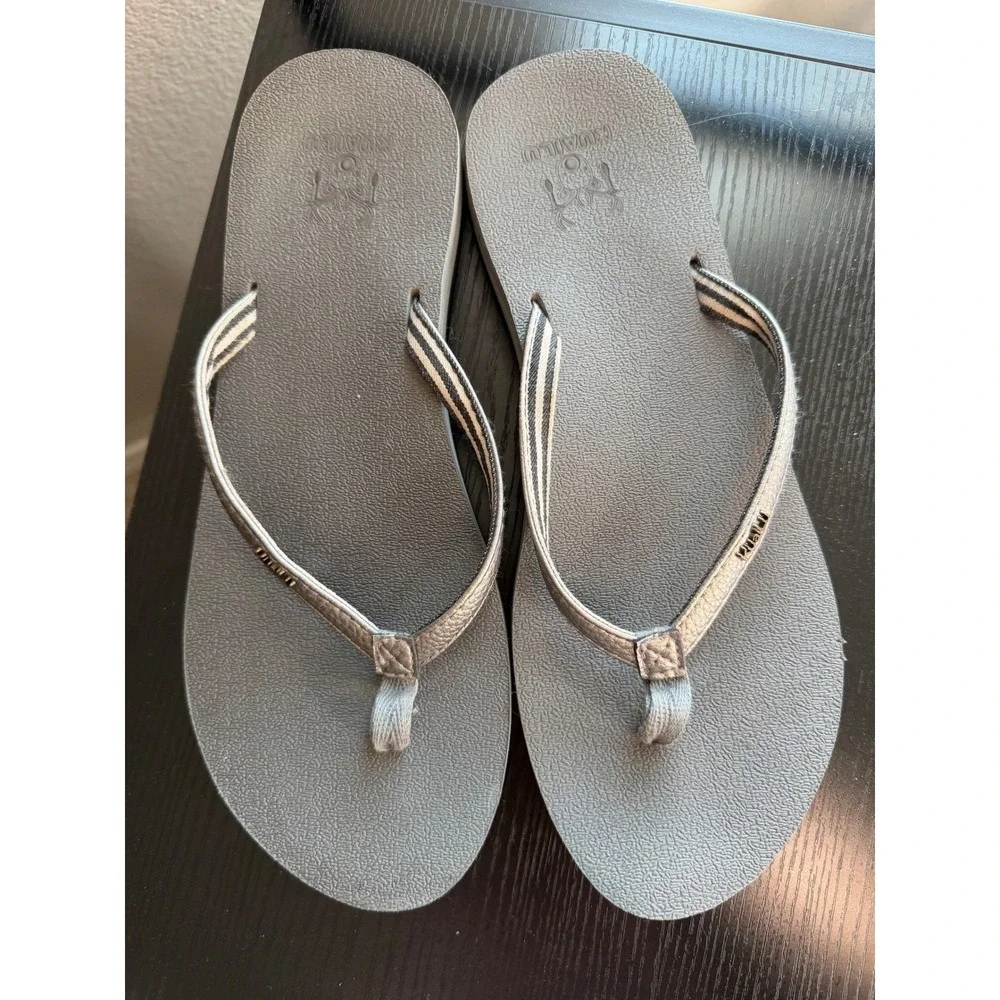 Kuailu Womens Flip Flop Sandals Silver Metallic Straps Gray Comfort Thong 10in